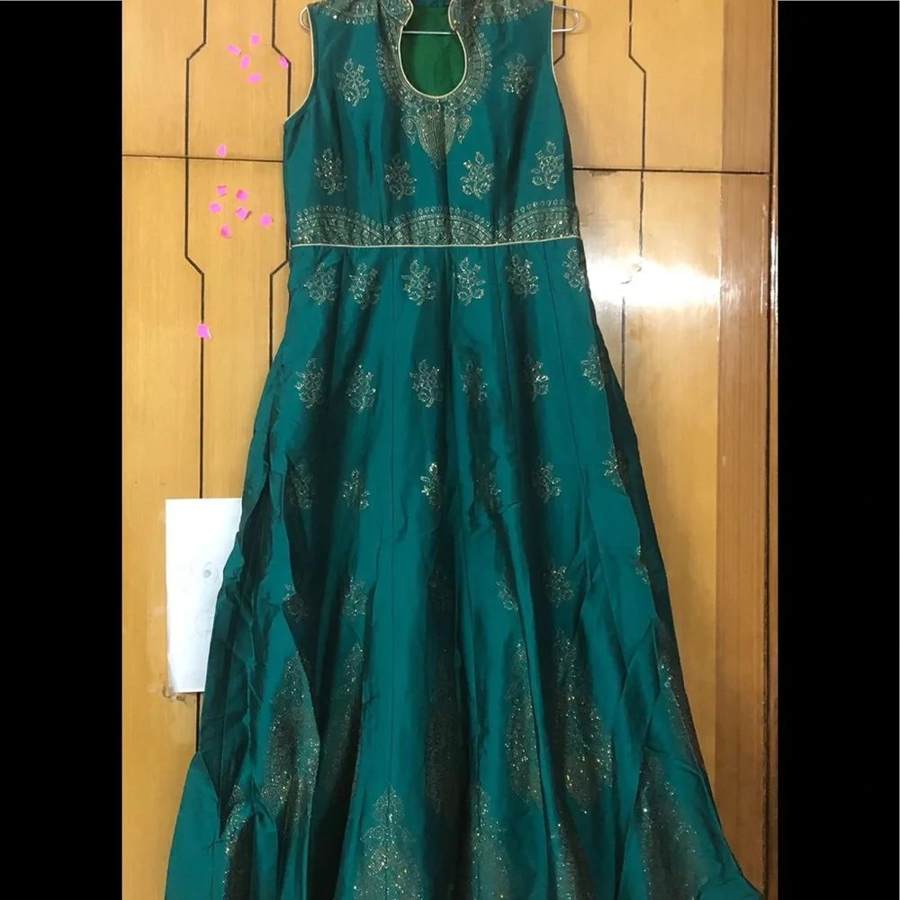 Party and wedding Wear Gown - Picture 2 of 3